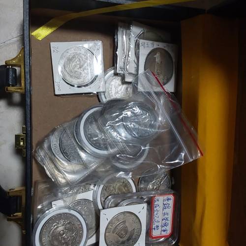 長輩在二手夜冷店舖購買