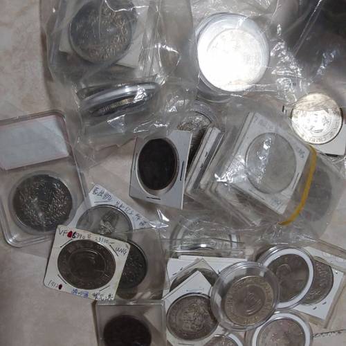 長輩在2手古錢幣店購買