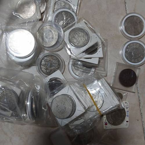 媽媽在古錢幣店購買