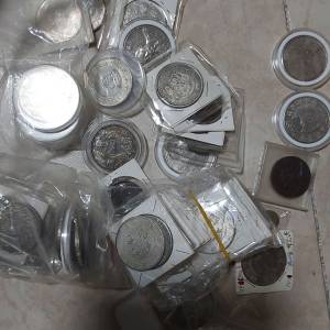 媽媽在古錢幣店購買