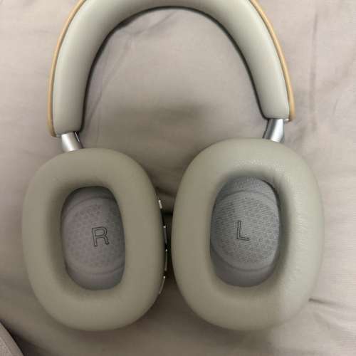 Bowers & Wilkins PX8