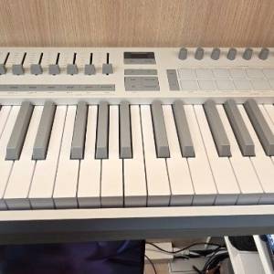 Novation Launchkey 49 MK4 MIDI keyboard 白色