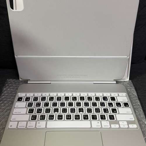 接近全新 Apple iPad Magic Keyboard 適用13吋