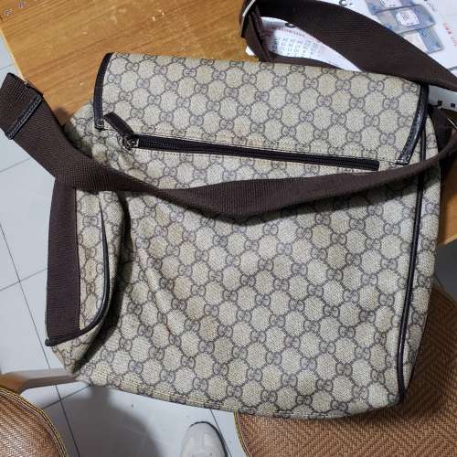 Gucci 斜咩袋一個，屯門良景村取。
