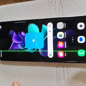 Samsung Galaxy Z Flip3 5G。手機螢幕有一條綠線