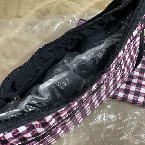 全新 LESPORTSAC 格仔斜咩袋