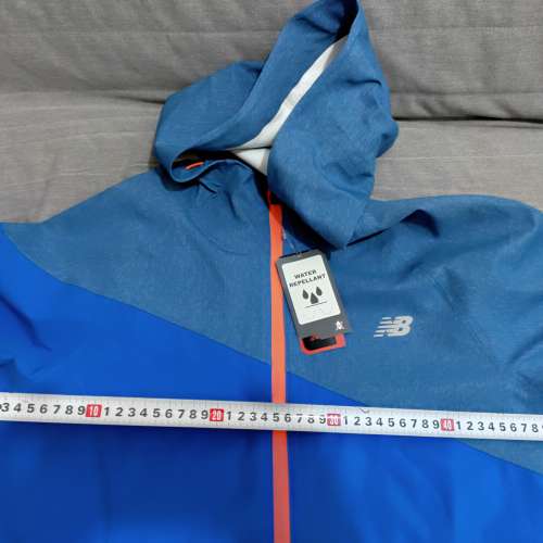 New Balance 防潑水風褸  Asia Size : M