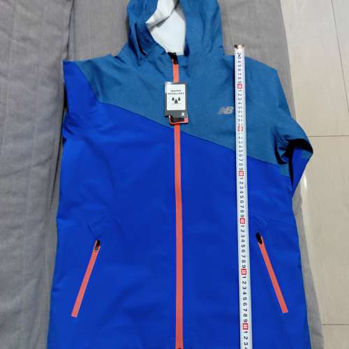 New Balance 防潑水風褸  Asia Size : M