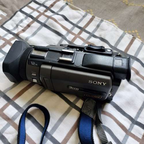 Lots of camera, batteries and charger for sale