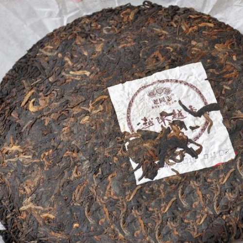 普洱茶珍藏14年 老同志 產於2011年 越陳越香 357克/餅 七餅一筒