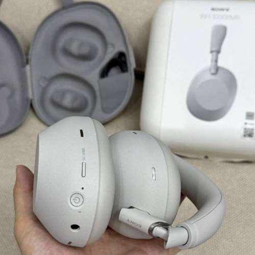 BRAND NEW SONY WH-1000XM5