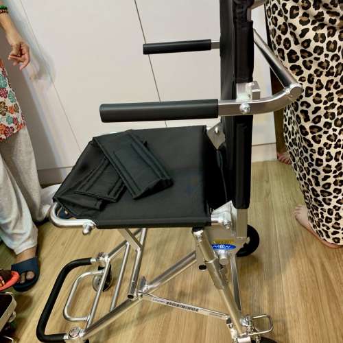 代步輪椅95%new用過一次鋁合金重約13磅有單有保養