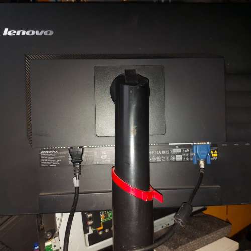 23" Lenovo IPS 1920x1080 DisplayPort VGA Speakers USB 2 USB 3 Camera. 螢幕可打...