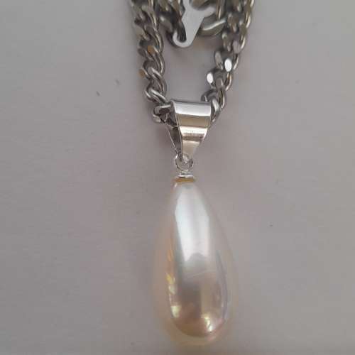 一手兩條8mm16寸 貝珠shell pearl頸鏈，及20x10mm 梨形吊墜純銀鉤配上24寸不銹鋼頸...