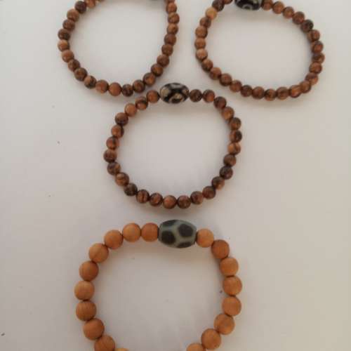 清貨價出售。一手三條6mm沉香木配上一小天珠加上一條8mm崖柏配天珠，四條共售200元...