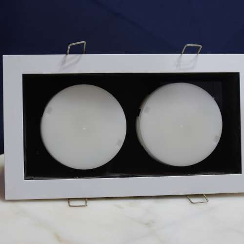 新淨裝修材料 天花孖頭燈座 尚餘8個