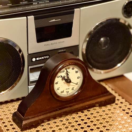 出售原木坐枱鐘，外形古典，80年代產物，走時準確，外觀約80%新，長23cm，用一粒2A...