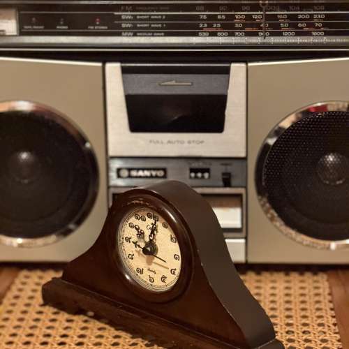 出售原木坐枱鐘，外形古典，80年代產物，走時準確，外觀約80%新，長23cm，用一粒2A...