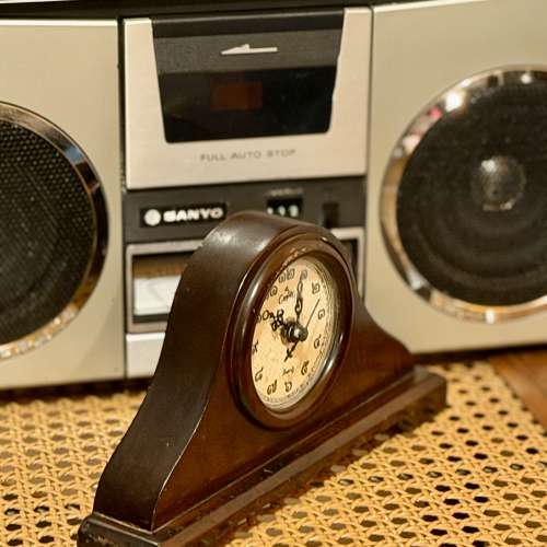 出售原木坐枱鐘，外形古典，80年代產物，走時準確，外觀約80%新，長23cm，用一粒2A...