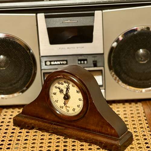 出售原木坐枱鐘，外形古典，80年代產物，走時準確，外觀約80%新，長23cm，用一粒2A...