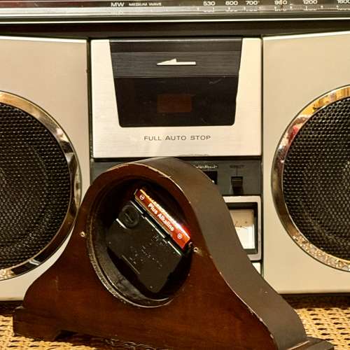 出售原木坐枱鐘，外形古典，80年代產物，走時準確，外觀約80%新，長23cm，用一粒2A...