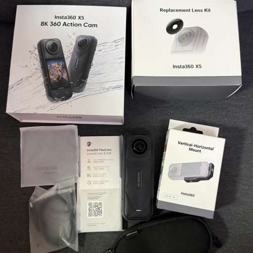 Insta360 X5 8K 全景運動相機,跟全新更換鏡頭套件和垂直/水平支架