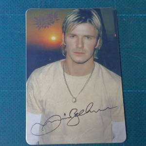 David Robert Joseph Beckham (大衛碧咸) 肖像簽名卡
設計：夕陽背景，碧咸身穿淺色...