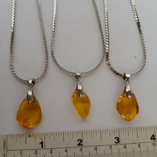 一手三個天然蜜蠟吊墜， 配上 16吋銅 頸鏈，共售二百元。可以寄貨或香港西區交收 n...