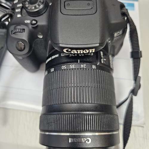Canon 700D with 18-135mm kit len