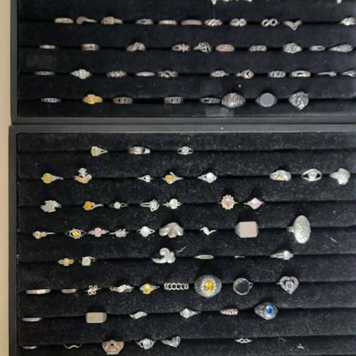 一手兩盤古舊銀戒指如附上照片顯示，清貨共售2300元 ， 單一盤 1300元 no.D23.2.26