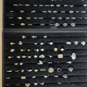 一手兩盤古舊銀戒指如附上照片顯示，清貨共售2300元 ， 單一盤 1300元 no.D23.2.26