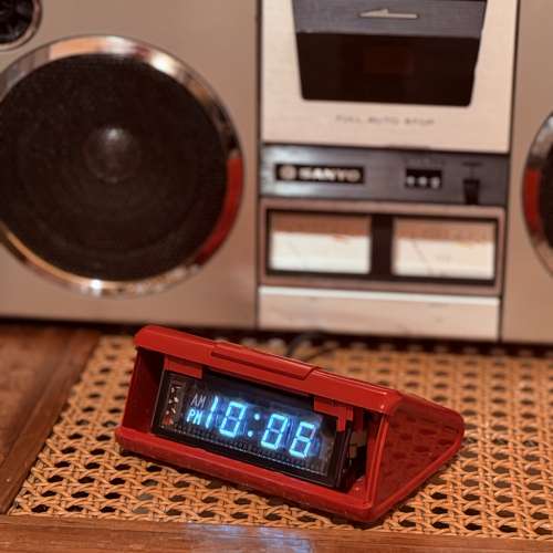 出售 昭和時期 seiko精工 電子數字鐘,日本制造,經典紅色,原本茶色面罩已脫落，而家...