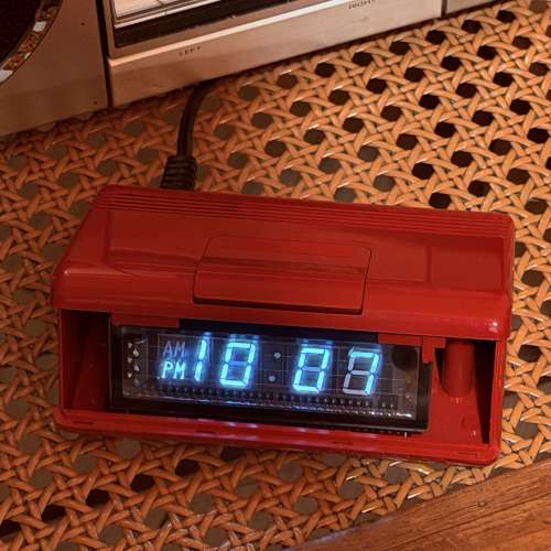 出售 昭和時期 seiko精工 電子數字鐘,日本制造,經典紅色,原本茶色面罩已脫落，而家...
