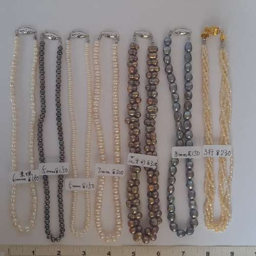 淡水珍珠頸鏈長約十六吋，配上焊口頸鏈扣。每條價錢如照片顯示，兩條起八折，全部七...