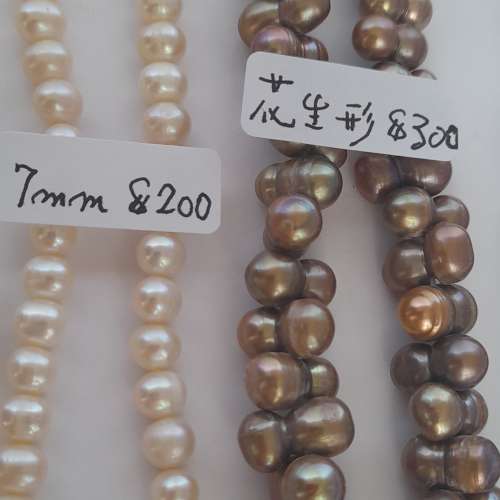 淡水珍珠頸鏈長約十六吋，配上焊口頸鏈扣。每條價錢如照片顯示，兩條起八折，全部七...