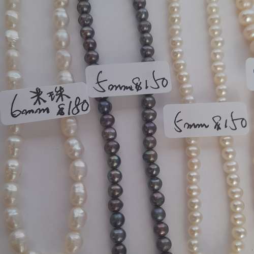 淡水珍珠頸鏈長約十六吋，配上焊口頸鏈扣。每條價錢如照片顯示，兩條起八折，全部七...