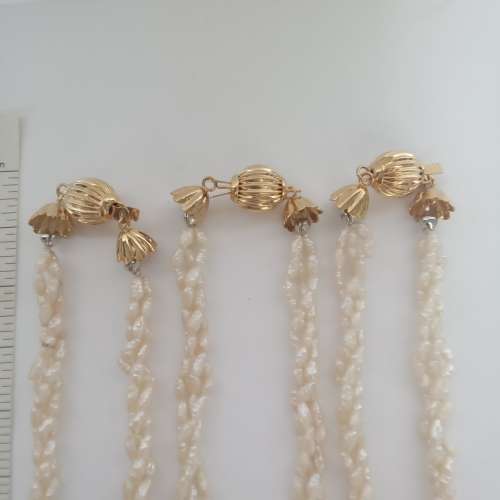 一手三條淡水珍珠頸鏈，每條由三行小珍珠扭成，長約15配上焊口波仔扣，共售200元，...