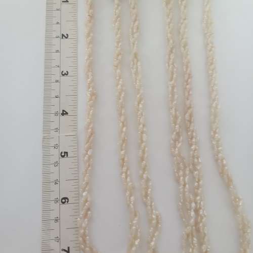一手三條淡水珍珠頸鏈，每條由三行小珍珠扭成，長約15配上焊口波仔扣，共售200元，...