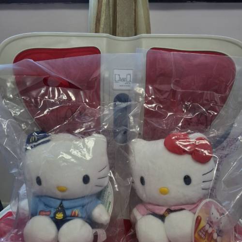 (順豐寄付)麥當勞McDonald's 
Hello Kitty&Daniel 制服公仔 (一對)