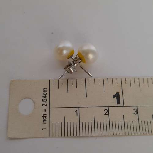 淡水珍珠耳環，8mm麵包形.純銀托。no.27.2.26