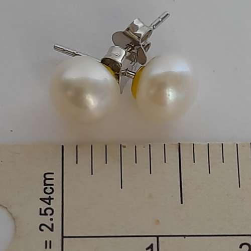 淡水珍珠耳環，8mm麵包形.純銀托。no.27.2.26