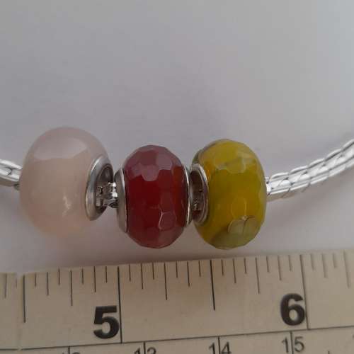 瑪瑙圓環吊墜銅托，約13x9mm，三粒配十六吋銅頸鏈，一套一百元兩套一百五十元. no....