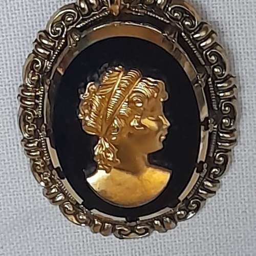 古舊德國吊墜，美女像尺碼40x30mm，配上廿四寸不銹鋼頸鏈。退休人士珍藏多年出讓。...