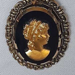古舊德國吊墜，美女像尺碼40x30mm，配上廿四寸不銹鋼頸鏈。退休人士珍藏多年出讓。...