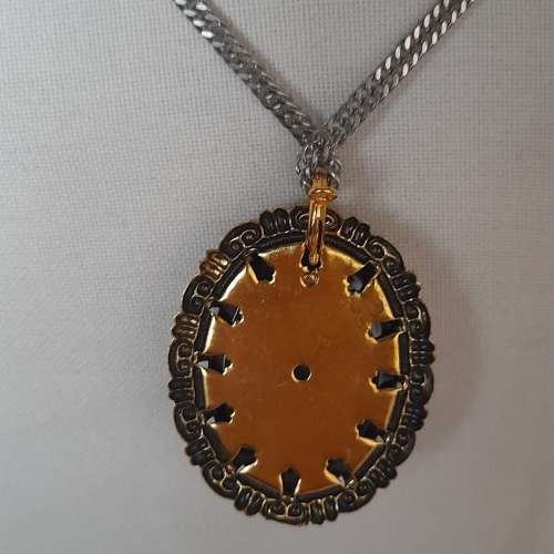 古舊德國吊墜，美女像尺碼40x30mm，配上廿四寸不銹鋼頸鏈。退休人士珍藏多年出讓。...