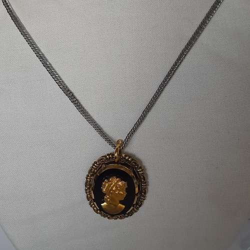 古舊德國吊墜，美女像尺碼40x30mm，配上廿四寸不銹鋼頸鏈。退休人士珍藏多年出讓。...