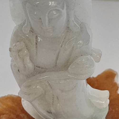 翡翠A玉三寸觀音擺件，配上黃晶底座，亦可以作吊件，手把件用，圓滑好水頭。原價680...