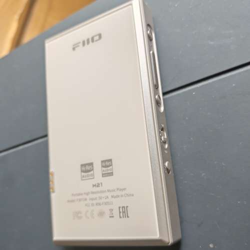 Fiio M21 非常新淨，只在家間中用，鈦金色，膠保護套， 無單有盒（有d巢如圖）