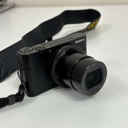 80%新 Sony RX100M5A (RX100 VA) 連2粒原廠電池（送套及Nikon相機帶）
