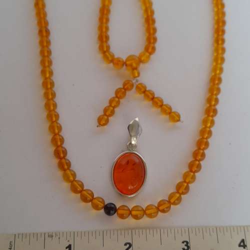 歐洲蜜蠟頸鏈6mm26寸.原價六百元現在加送一個鑲銀吊墜價值三百元。no.3.2.26